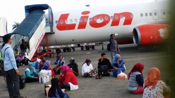 Penumpang menunggu pesawat Lion Air yang delay.