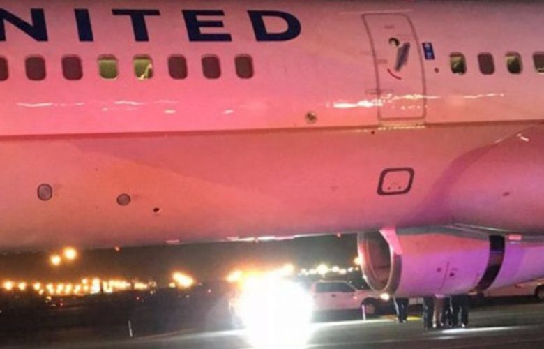 ASAP PADA SALAH SATU MESIN, UNITED AIRLINES DIEVAKUASI