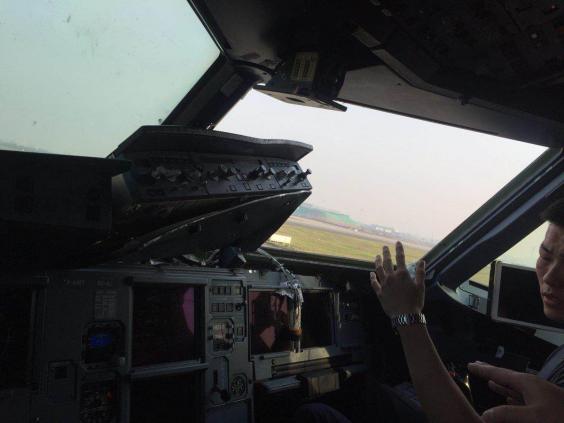 SHICHUAN AIRLINES MENDARAT DARURAT AKIBAT KACA KOKPIT PECAH